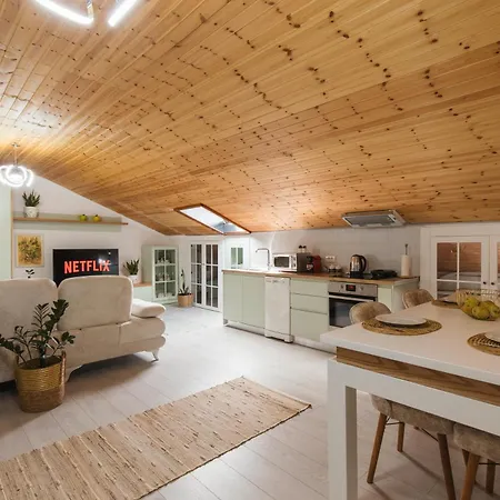 Loft By Holistay Lägenhet